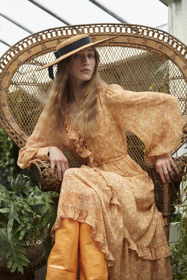 Vestido de volantes, de El Corte Inglés; botas altas de By Far y sombrero de Lock & Co. Hatters.