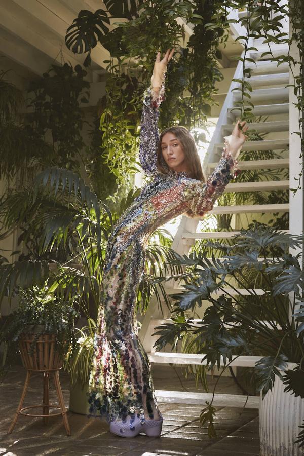 Vestido de lentejuelas multicolores y zuecos, de Givenchy.