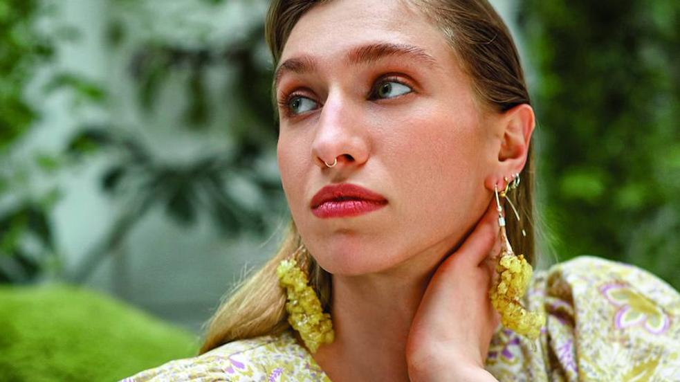 Estilismo: Caterina Ospina. Maquillaje y peluquería: Jinny Kim para @bumbleandbumbleuk y Jason Goh para @babylissprouk. Asistente de fotografía: Alex Bibby. Asistente de estilismo: Censi Lucena. Agradecimientos: Estudio Clapton Tram Depot. 