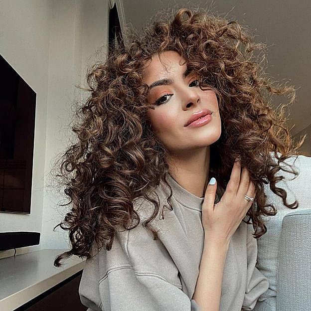Trucos para potenciar la definición de todo tipo de rizos, controlar el encrespamiento, hidratar y aumentar el brillo para una melena rizada de 10