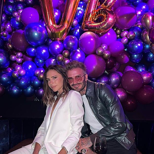 Necesitas un traje blanco cómodo y ponible para tus looks de primavera más especiales (palabra de Victoria Beckham)