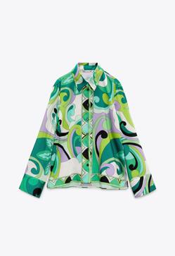 Imagen secundaria 2 - Este conjunto de camisa y mini falda con estampado pañuelo es uno de los más deseaos de la colección de primavera-verano de Zara. Camisa fluida con estampado multicolor de Zara (39,99 euros) 