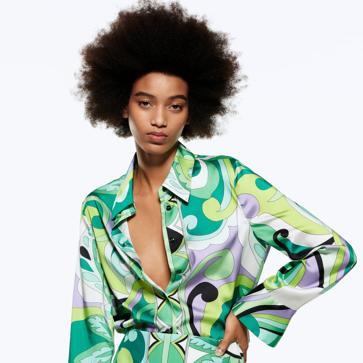 Imagen secundaria 1 - Este conjunto de camisa y mini falda con estampado pañuelo es uno de los más deseaos de la colección de primavera-verano de Zara. Camisa fluida con estampado multicolor de Zara (39,99 euros) 