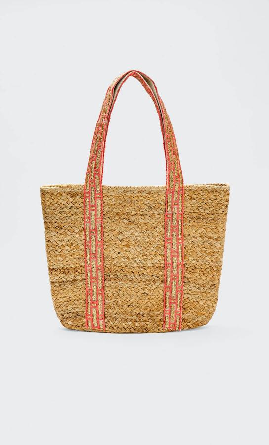 Confeccionado en yute en formato tipo capazo, este bolso shopper de Stradivarius con asas a contraste en rojo tiene un precio de 25,99 euros. 