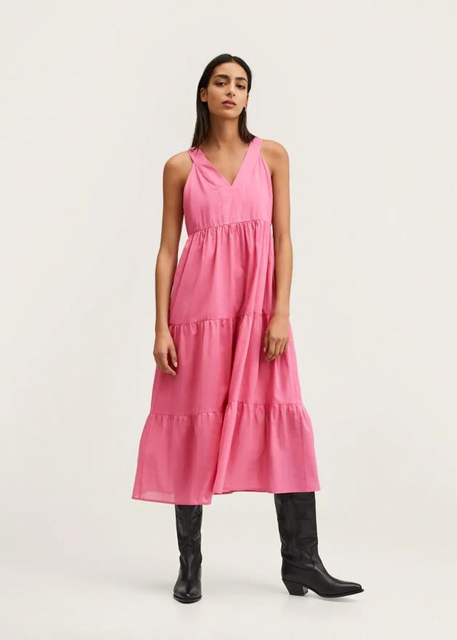 Diseño largo con faja incorporada para este vestido confeccionado en tejido ligero que viene con volantes, cuello de pico y tirantes anchos. Es de Mango y cuesta 39,99 euros. 