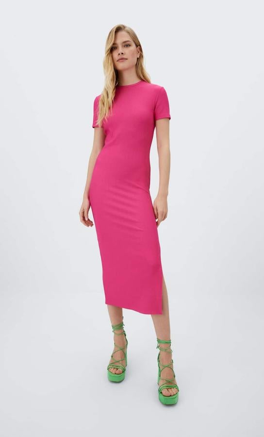 Diselo midi ajustado con cuello redondo y mangas cortas para este vestido en tono fucsia de Stradivarius que cuesta 19,99 euros.