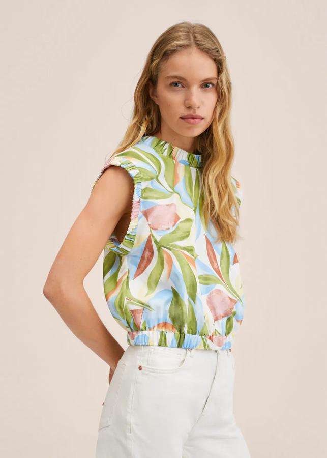 Con manga sisa de fruncido elástico al igual que el cuello, esta blusa de diseño recto con motivos vegetales en tonos verdes, azules y crema viene con cuello redondo, es de diseño cropped y tiene un precio de 25,99 euros. 