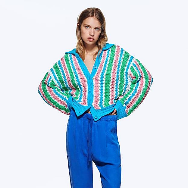 Imagen principal - Las bonitas chaquetas de punto multicolor son la tendencia que rejuvenece el look al instante, mejora los básicos y triunfa en el street style