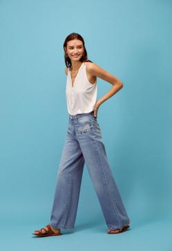 Imagen secundaria 2 - Te vas a enamorar de los bonitos vaqueros bordados con flores de Cortefiel que favorecen muchísimo y son perfectos para la primavera