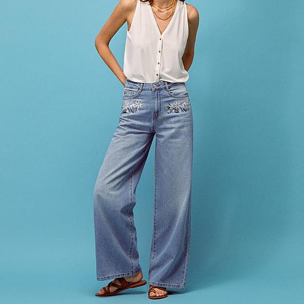 Imagen principal - Te vas a enamorar de los bonitos vaqueros bordados con flores de Cortefiel que favorecen muchísimo y son perfectos para la primavera