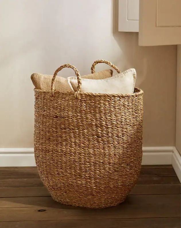 Sirven como adorno, pero también como espacio de almacenaje. Estamos obsesionadas con las cestas, y esta de seagrass con asas está rebajada en los Special Prices de Zara Home de 39.99 a 29.99 euros.