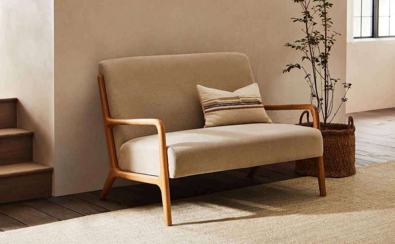 El estilo cottage manda esta temporada, con su estética rústica y aires retro, y esta elegante butaca doble, en lino y madera de roble, será una apuesta segura para el salón, el dormitorio o un rincón de lectura. En los Special Prices de Zara Home está rebajada de 599 a 449 euros.