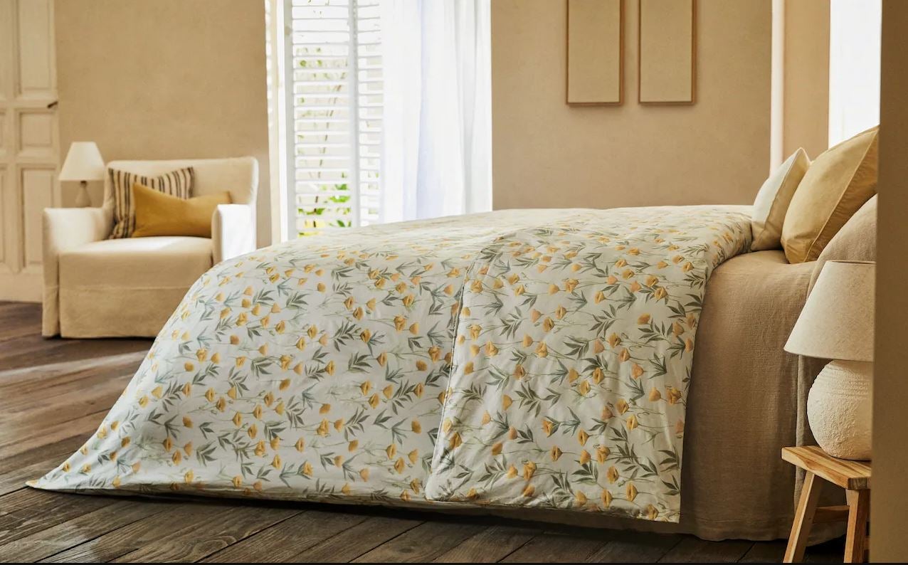 No podemos estar más enamoradas de esta funda nórdica con estampado de amapolas amarillas que derrocha primavera por todos lados. Tu dormitorio se vestirá de tendencia y color por muy poco: pasa de 65.99 a 34.49 euros.