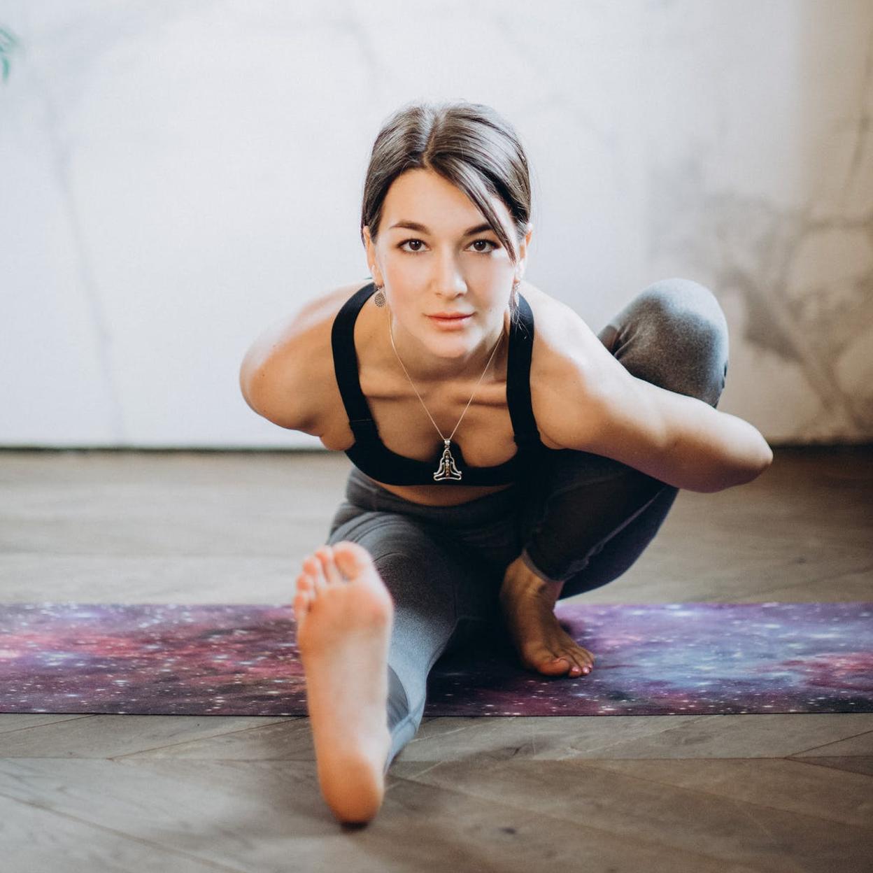 Marichyasana, la pose de yoga que te abre las caderas, flexibiliza tu espalda y te relaja después de una jornada llena de estrés