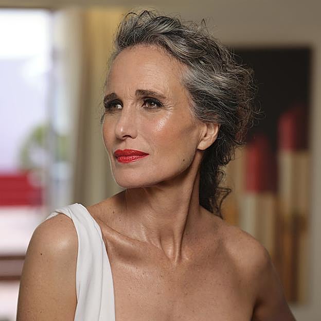Andie MacDowell es la imágen de la campaña «Lecciones de Valor» de L'Oréal Paris.