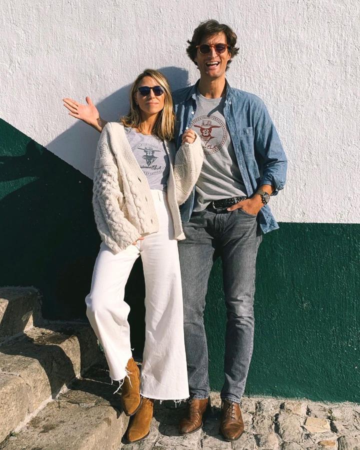 Este es uno de los looks de cabecera de Laura Vecino: pantalón flare o con pernera generosa y botas bajas, camperas o de ante. El objetivo es doble: alargar la pierna sin depender de tacones y buscar un contraste de volúmenes con un top, camisa o camiseta cero oversize.