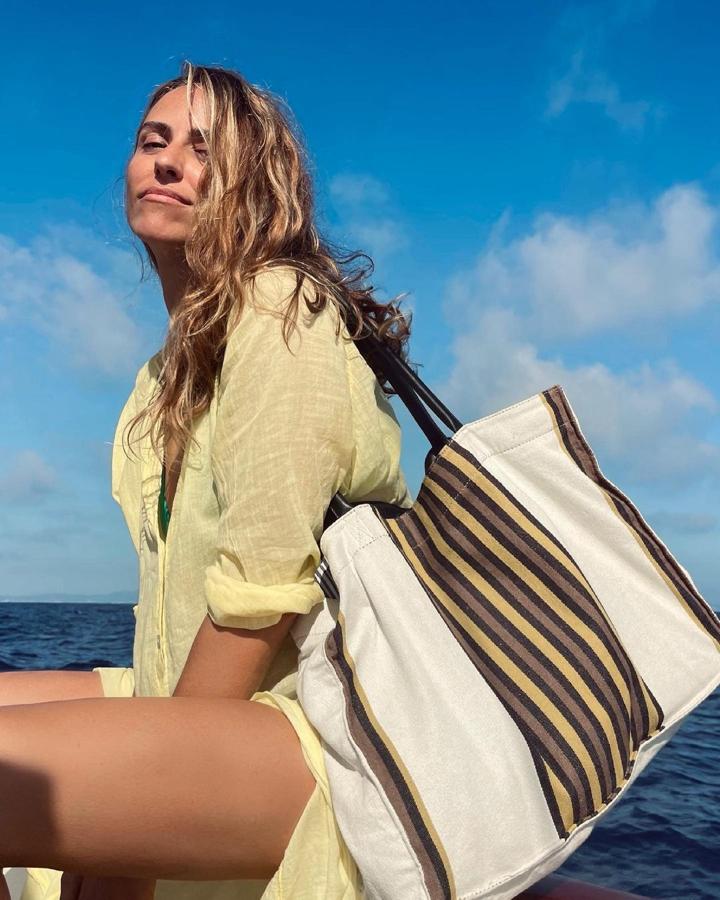 Su propuesta de ropa para la playa es muy sofisticada, pero Laura Vecina apuesta por un recurso con muchísimo estilo al alcance de todos los armarios: recurrir a un camisero veraniego o a una camisa oversize. Es práctico, sencillo y súper seductor.