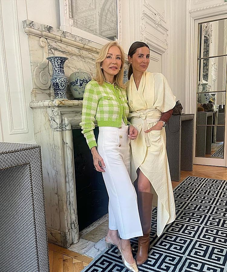 Carmen Lomana asistió a un evento con amigas para el que escogió un look cómodo y casual, pero también elegante. Un estilismo formado por una chaqueta de punto de Mango y unos pantalones blancos tipo culotte con botones dorados al más puro estilo marinero. Un detalle que estiliza y favorece y que te enseñamos cómo copiar.