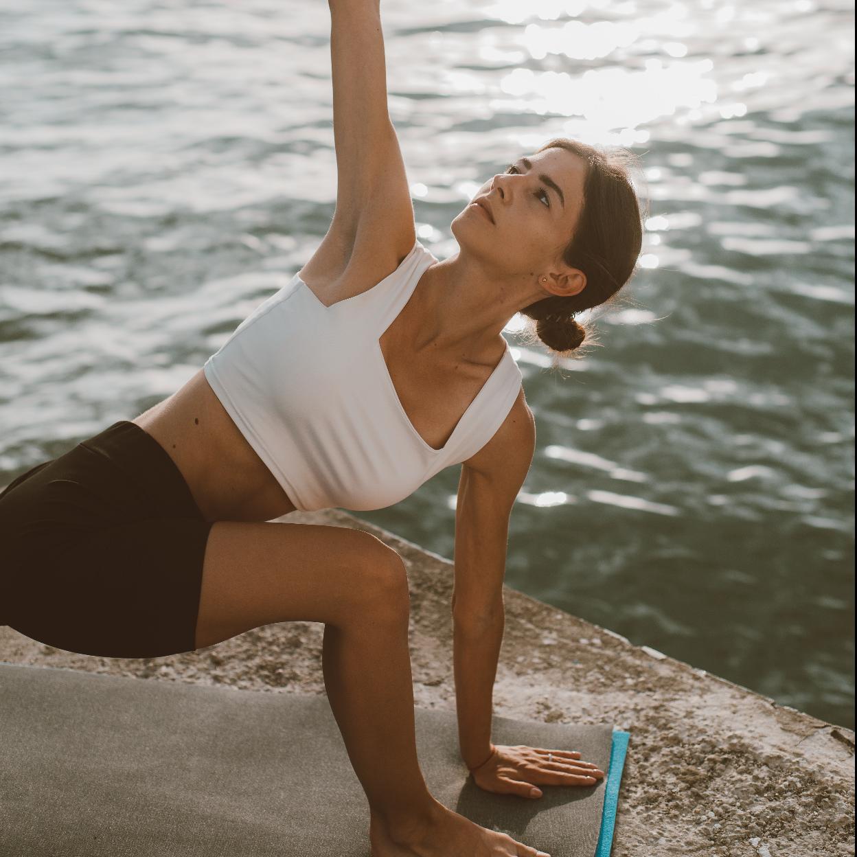 Cinco estiramientos de yoga muy fáciles para hacer cuando te levantas (más allá del saludo al sol) que te llenan de energía para todo el día