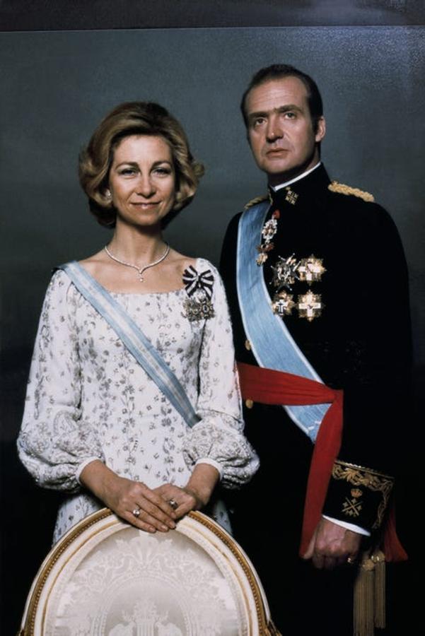 Una de los primeros retratos oficiales de don Juan Carlos y doña Sofía, a principios de los años ochenta. La reina opta por un diseño de mangas fruncidas y escote cuadrado, bordado en hilo de plata.