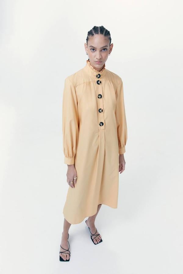 Sfera tiene un modelo de cuello alto y manga larga