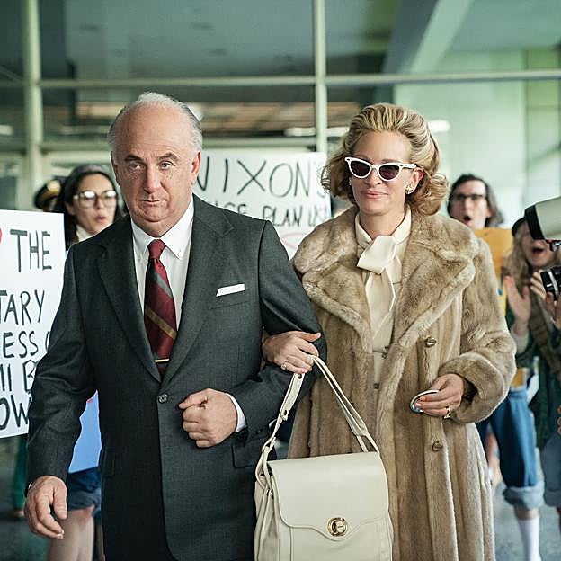 Sean Penn y Julia Roberts como John y Martha Mitchell, protagonistas de Gaslit.