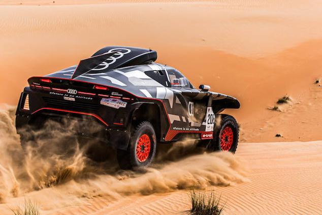 Audi. Ha hecho historia en el Dakar con un prototipo electrificado, el Audi RS Q e-tron. Además de contar con una amplia gama de eléctricos, ha llevado esta tecnología a la carrera más dura y famosa del mundo con excelentes resultados.