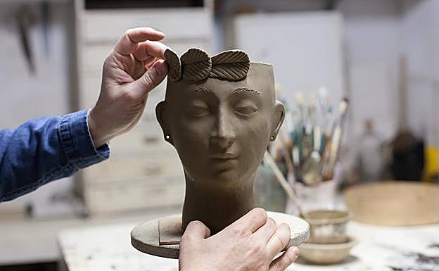 Cabeza-jarrón hecha a mano.