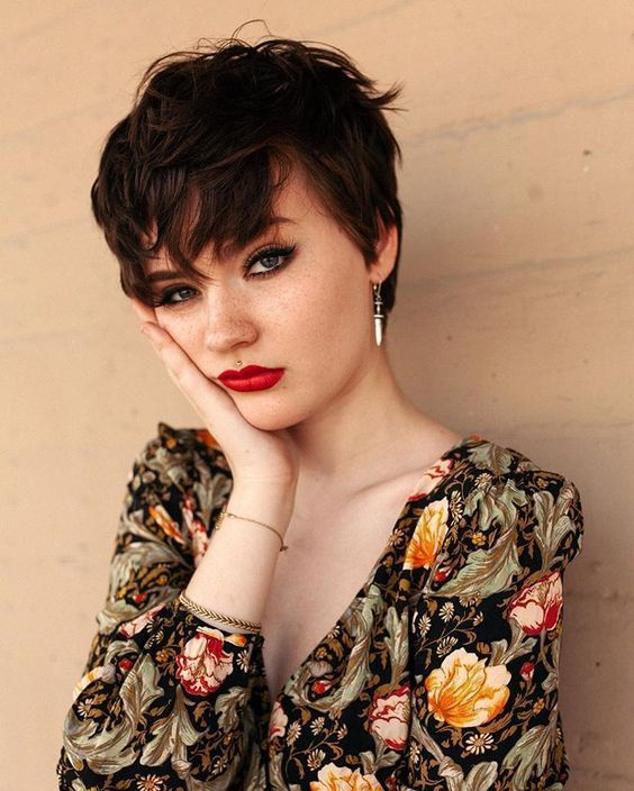 "Esta versión más atrevida toma como referente el espíritu, y la estética, de los 90. Por eso, es mucho más desenfadado, dejando los mechones superiores más largos y creando una forma ovalada, como de cresta crecida y despeinada", explica Raquel Saiz de Salón Blue by Raquel Saiz.