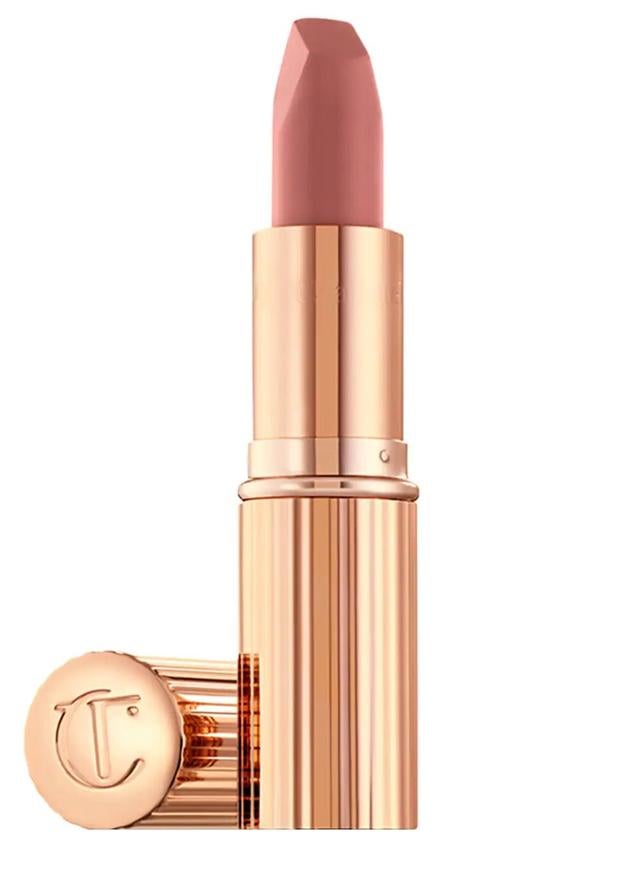 Un labial de acabado mate que es el favorito de las famosas. Un nude rosado que está disponible en tres versiones (original, medium e intense), dependiendo del tono de piel, para que encaje a la perfección. Aunque, nosotros apostamos por el clásico.
