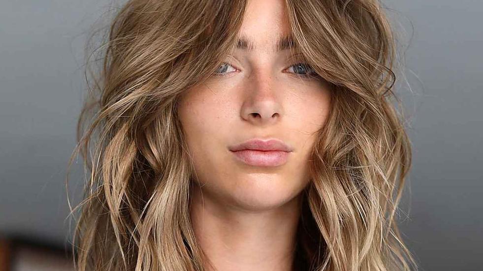 El corte a capas en pelo largo estiliza la cara.