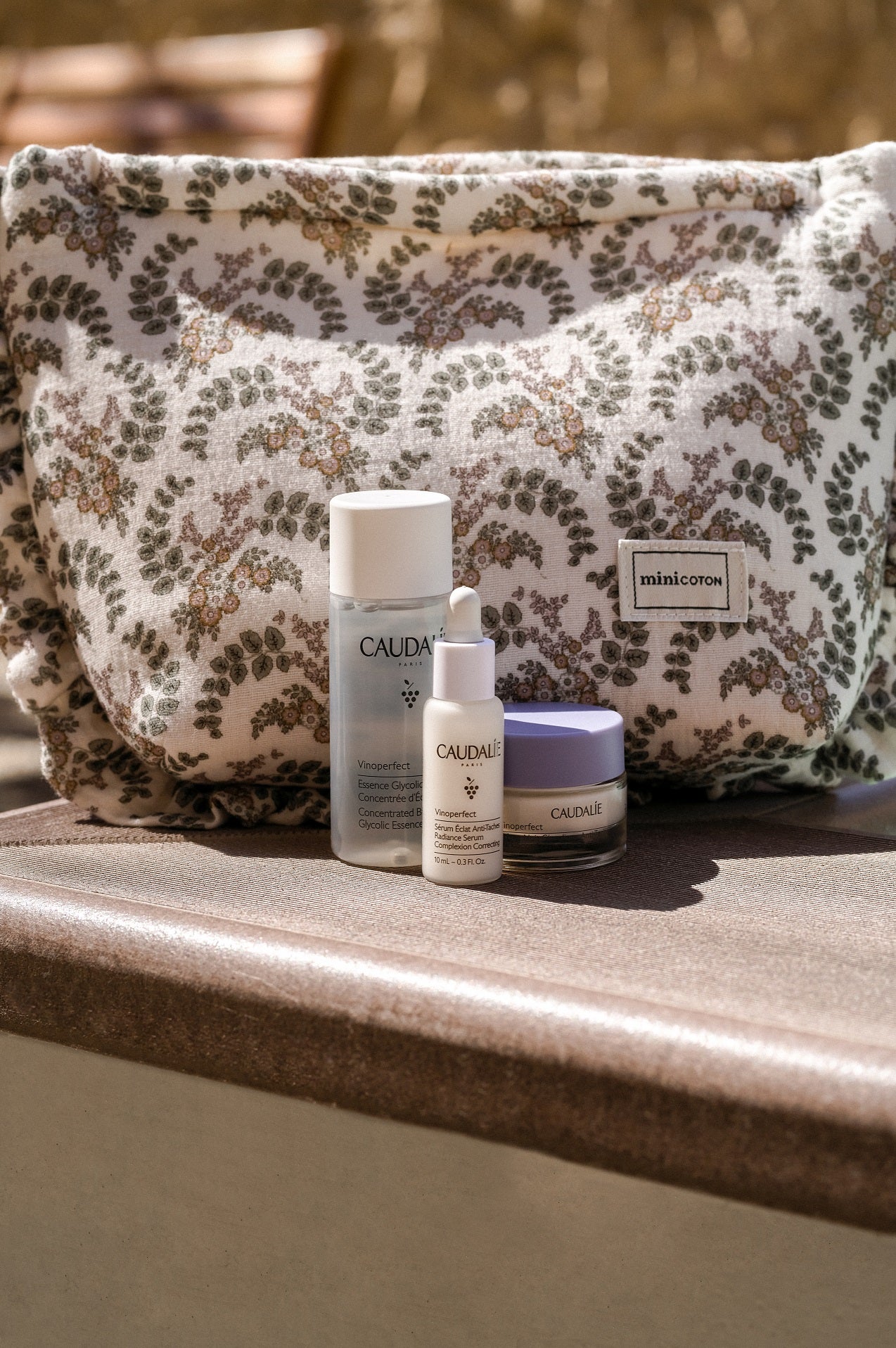 Caudalie quiere que tu madre tenga el regalo completo: tratamiento y neceser. Y por eso ha lanzado este pack de la línea más vendida de la marca, Vinoperfect, con esencia, sérum y crema de noche que viene con un pouch estampado de Minicoton (c.p.v).