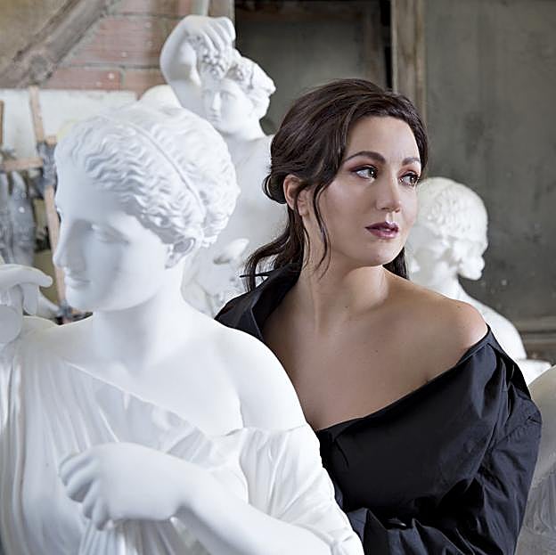 Julie Fuchs: «Está bien que mis compañeros me pregunten antes de tocarme. Me da igual si es por miedo»