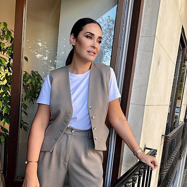 El look con sudadera de rayas de Mango Outlet que conquista el armario de Vicky Martín Berrocal porque es cómodo, fresquito y rejuvenece