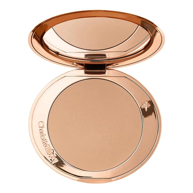 Disponible en tonos diferentes que se adaptan a cada piel, Claire, Medium, Halée y Dark, este polvo bronceador mate te da una tez dorada espectacular, como si estuviera bronceada por el sol. Precio: 51,99 euros en Sephora