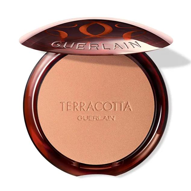 Los legendarios polvos bronceadores Terracotta reproducen a la perfección, en un gesto simple e inmediato, un bronceado ligero y natural. Cuenta con un 96% de ingredientes naturales, entre ellos pigmentos minerales y nácares. Además, su textura se funde al instante con la piel garantizando un efecto buena cara perfeccionador. Su fórmula, infusionada con aceite de argán natural de Marruecos, conocido por sus propiedades nutritivas, preserva la hidratación de la piel para un confort de larga duración. Precio: 31,02 euros en Druni.