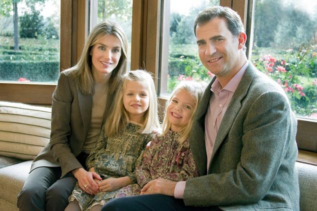 Felicitación de Navidad del año 2011 de Sus Majestades los Reyes, Don Felipe y Doña Letizia, en el que aparecen junto a sus hijas, la Princesa de Asturias y la Infanta Sofía.