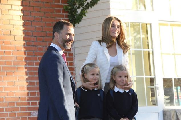 Sus Majestades los Reyes, acompañan al colegio a sus hijas, la Princesa Leonor y la Infanta Sofía, en el primer día del curso 2012-2013.