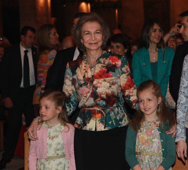 Su Majestad la Reina Doña Sofía, acompañada de sus nietas, la Princesa de Asturias y la Infanta Sofía, durante la Misa de Pascua celebrada en Palma de Mallorca.