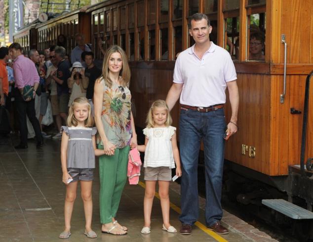 Sus Majestades los Reyes y sus hijas, la Princesa de Asturias y la Infanta Sofía, durante una excursión que realizaron en el Tren de Sóller.