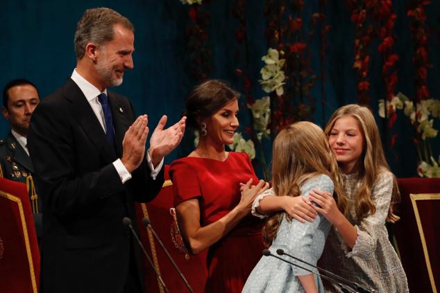 Su Alteza Real la Princesa de Asturias recibe la felicitación de Su Alteza Real la Infanta Doña Sofía al finalizar su intervención.