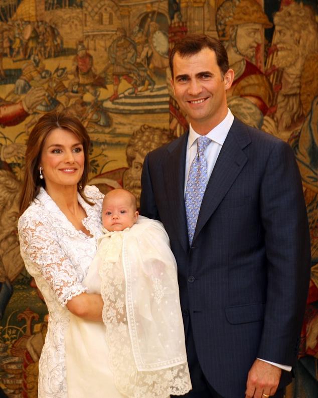 Sus Majestades los Reyes, Don Felipe y Doña Letizia, con su hija, Su Alteza Real la Infanta Sofía el día de su bautizo.
