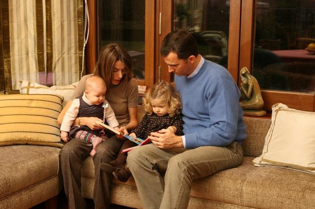 Sus Majestades los Reyes y sus hijas, la Princesa de Asturias Doña Leonor y la Infanta Doña Sofía, en su residencia en el día del 40 aniversario de Don Felipe.