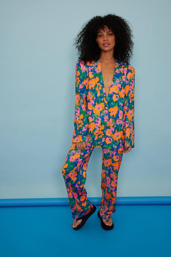 Traje de NA-KD con estampado floral multicolor. El conjunto cuenta con una blazer oversize con hombreras a 101,95 euros y un pantalón de talle medio y pernera ancha, a 76,95 euros.