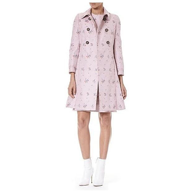 Imagen principal - La reina Letizia recupera el abrigo vestido más bonito y especial de su armario y da la bienvenida a la primavera con un look perfecto