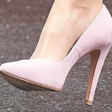 Imagen secundaria 1 - La reina Letizia recupera el abrigo vestido más bonito y especial de su armario y da la bienvenida a la primavera con un look perfecto