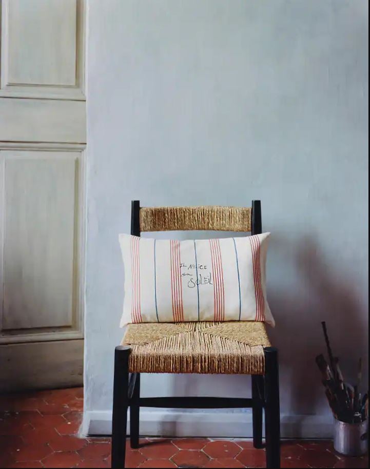 Esta funda de cojín de algodón con estampado de rayas y diseño inspirado en los manuscritos de Pablo Picasso, de la colección Succession Picasso 2022 de Zara Home, cuesta 12.99 euros.