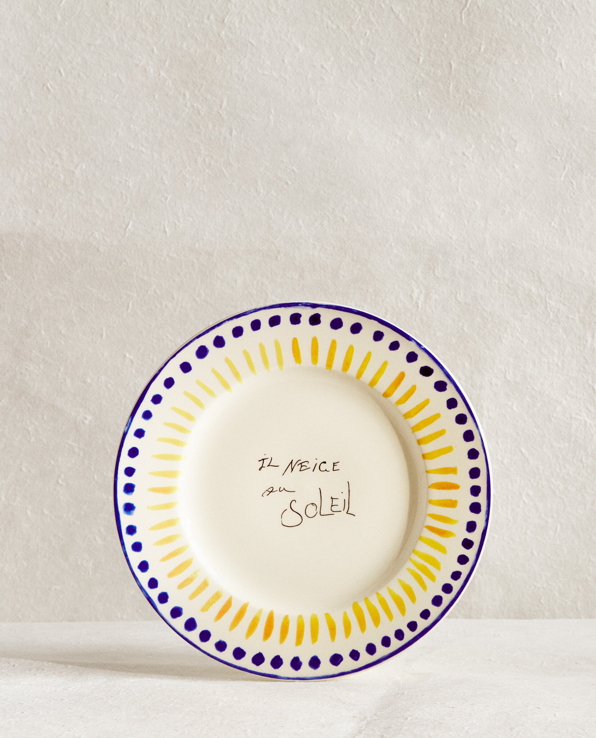 O estas maravillosas vajillas de loza pintadas con los manuscritos de Pablo Picasso. Cuesta 7.99 euros la pieza en Zara Home.