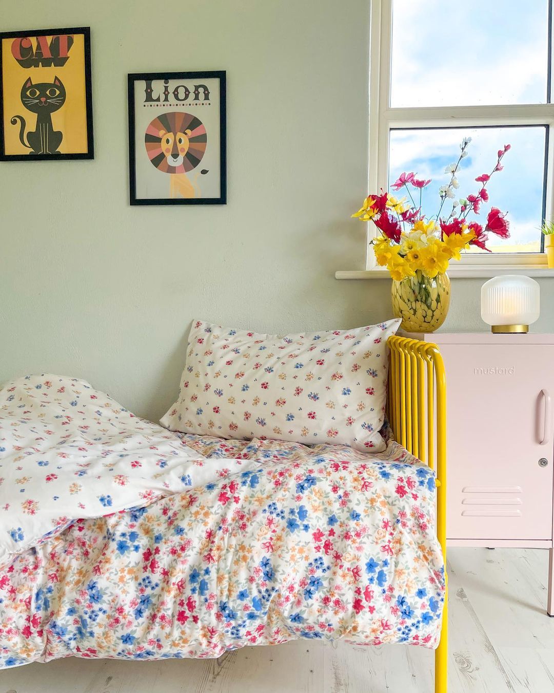 El color se adueña del dormitorio esta primavera con juegos de cama muy llamativos como este con estampado de flores de Primark Home, que cuesta 16 euros. 