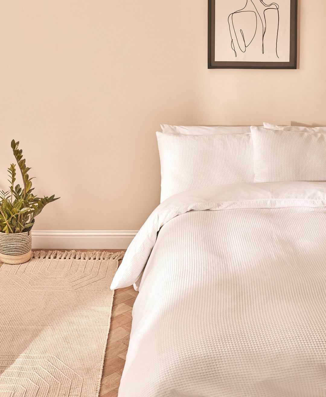 El blanco siempre es una buena idea en decoración, y este conjunto de cama en piqué, además de aportar luz y dotar de amplitud visual al dormitorio, es baratísimo: cuesta 20 euros en Primark Home.